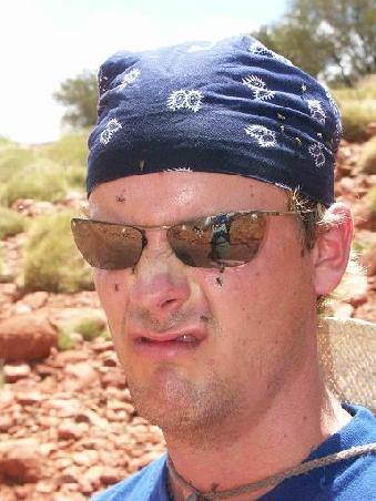 Australien hat wirklich ein Riesenproblem: Fliegen!!!! Diese laestigen Viecher greifen Dich in Scharen an und versuchen in jede Oeffnung von deinem Koerper zu gelangen. Haben soweit ca. 3 Fliegen verschlungen, 34 k.o. geschlagen und ca. 145 ohne Erbarmen eliminiert!