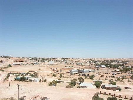Cooper Pedy: Eine Stadt mitten im Outback. 50Prozent der Bevoelkerung lebt hier im Untergrund (haben da ne Menge Sandstuerme und manchmal Temperaturen um die 50Grad) ist nicht wirklich ein gemuetliches Fleckchen zum Leben.