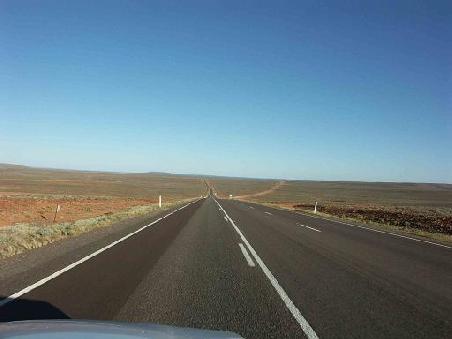 Isch raecht demotivierend maengisch die cheibe Schtrosse. Eifach nume grad us und das fuer x-Kilometer! Zum Glueck het nis uesi Ford-Bolide immer oeppe uf Trap ghaute und dr eint oder anger Ussetzer gha; das het dr ganz Outback no bitz interessanter gmacht