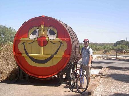 In Barossa Valley. Eines der groessten Weingebiete in OZ. Haben uns Pushbikes gemietet und sind von einer Winery zur naechsten geradelt (Wine tasting for free . Chrigu du Schnapser dir haets do gfaue!
