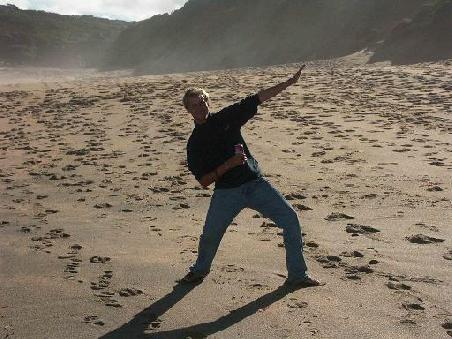 Hensel am Bells Beach. Wir wissen jetzt warum der Dirty Dancer hier den Loeffel abgegeben hat, diese Wellen sind wirklich gigantisch und sehr gefaehrlich an diesem Strand!