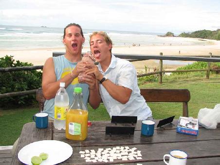 Cyril und Ed am Gin trinken. Dieses Bild ist in der Startphase entstanden. Nach erfolgreichem Runtergurgeln der ganzen Flasche waren die Beiden noch photogener...