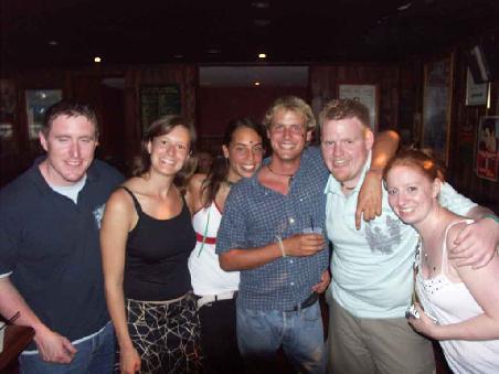St. Patricks day (Nationalfeiertag der Irlaender)! Hatten mit 4 Irlander und Denise Schmid (ist momentan an einem Praktikum in der Naehe von Sydney) einen ziemlich langen und lustigen Abend.