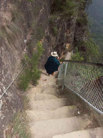 Auf einem steilen Felspfad in den Bluemountains