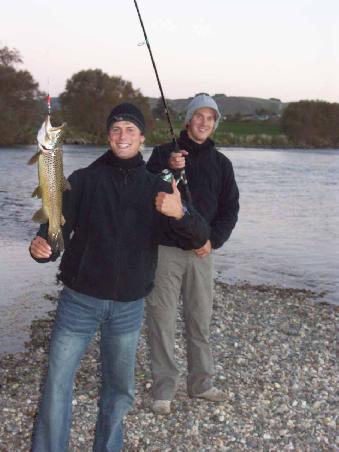 2 stolze Fischer und ein armer Fisch