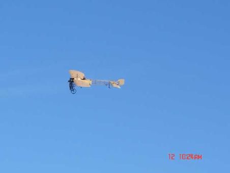 Ab in die Luft. Sicherheit ueber alles hiess es bei dieser Adventure-Firma; nur modernstes Equipment sowie Flugzeuge wurden eingesetzt (Lorena klebt unter dem rechten Fluegel)