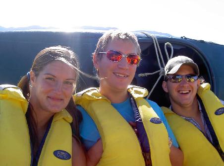Heather, Ed und Cyril auf einem Wassertaxi