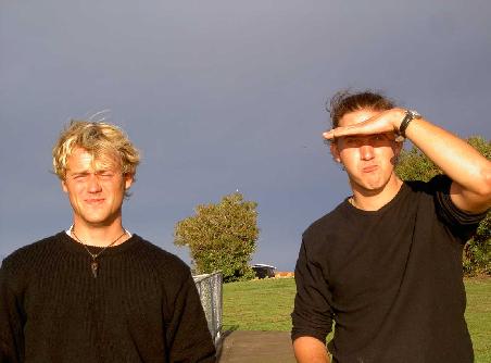 Zuviel Sonne am Kinn und in den Augen, tut sogar uns 2 Adonis die Schoenheit rauben.
(Dieser Vers hat uns sicher 10Min gekostet!)