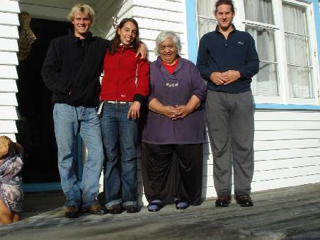 Diese staemmige Maori hatte eine Reifenpanne mit ihrem Volvo (unglaublich aber wahr). Natuerlich konnten wir da nicht tatenlos zusehen. Als Dank fuer unsere Hilfe wurden wir zu Kaffe & Kuchen eingeladen und durften ihren Garten als Campingplatz benutzen.