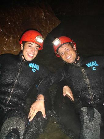 Black water rafting in den Waitomo Caves. Super Erlebnis mit Gluehwuermchen, extrem schmalen Kletterstellen und schoenen Spinnen.
