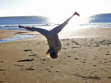 Ist nicht so schwierig wie es aussieht. Cyril und ich habens auch ausprobiert: brauchst nur den kombinierten Handstand mit Spagat und dann die Arme so schnell wie moeglich einfahren...