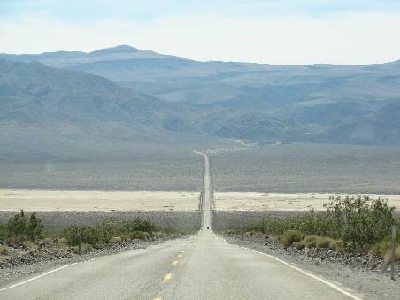 In der Naehe vom Death Valley. Auch hier sind die Strassen manchmal ziemlich endlos.