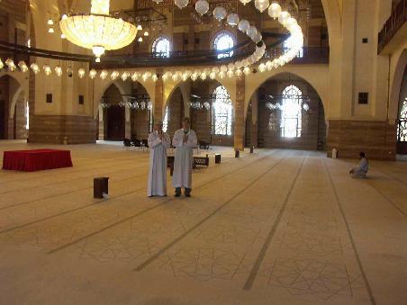 Morgendliches Gebet in der Moschee. Dchutte vom Cyril isch e bitz zchurz...