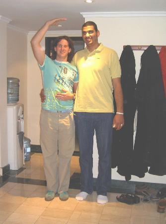 die chline het Gott erschaffe und die grosse si saelber gwachse...das isch dr Mohammed, het ues im Souk vo Bahrain aquatscht und mit ane Geburtstagsfier mitgno. Isch uebrigens e bahrainische Volleyball Nationalspieler (2.10m)