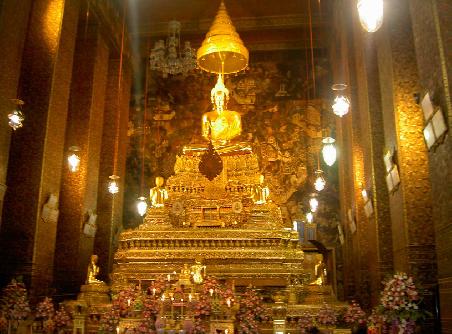 Einer der vielen Buddhas. Hei die Cheibe de oeppe gseh...