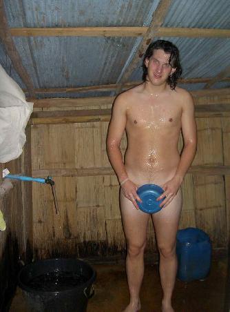 Dusche in einem Dschungel Dorf. Es existiert noch ein Foto von hinten. Dies ist jedoch zu freizuegig und kann hier nicht veroeffentlicht werden...