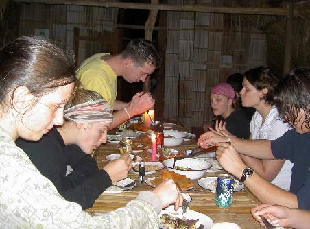 Abendessen in einem Dschungel Dorf