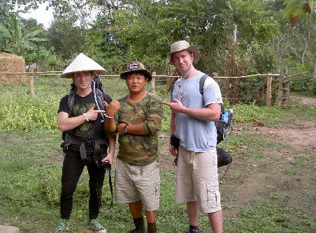 Yankee mit Zylinder, Thaikrieger (unser Guide) und UK-Ranger