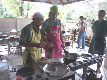 Cyril in Pink am Kochen