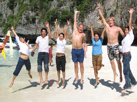 Maya Beach (v.l Xu Chang, Kin Yeo, Hann Zoe, Edwards Wright, Kin Lim, Leonardi Di Caprio and Kum Lum)