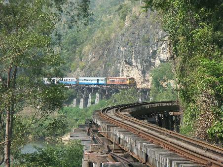 Ein Abschnitt vom Death Railway. Diese Bruecke haben wir zu Fuss ueberquert (Fuer Historiker: Diese Zugstrecke wurde waehrend des 2ten Weltkrieges von den Gefangenen der Japaner gebaut. Fuer mehr Details guckt euch mal den Film die Bruecke am River Kwai an)