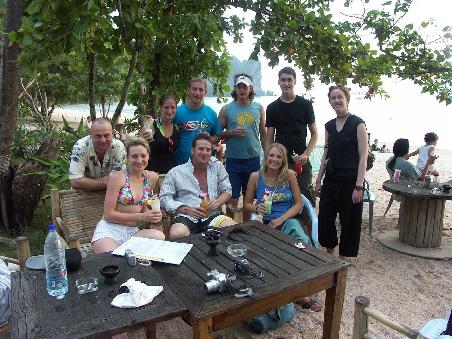 Ein Teil unserer Gruppe am Feierabend Cocktail in Ao Nang