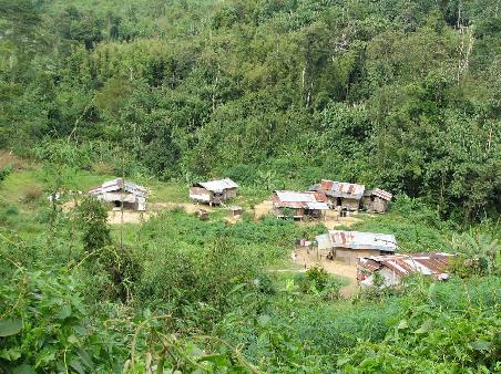 So leben die Einheimischen in den Cameron Highlands. MC Donalds und Kinokomplex sind gleich links um die Ecke