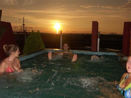 Jacuzzi auf dem Dach von unserem Hotel in Melaka. Traumhafte Aussicht ueber die Daecher der Stadt und das Meer.