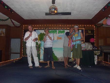 Karaoke in ner Bar in Satong (irgendwo zwischen Krabi (Thailand) und Penang (Malaysia). Ist richtig ansteckend. Wir konnten gar nicht genug kriegen von unseren Engelsstimmen bis uns der DJ verboten hat, weitere Songs zu unserem Besten zu geben...