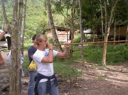 Das "Spieli" (Blow pipe) isch fuer so erfahrni Bloeser wie ues natuerli ke Problem gseh. Hei aues Troffe. Die Iheimische schiesse mit daem Ding giftige Pfili und goei so go jage.