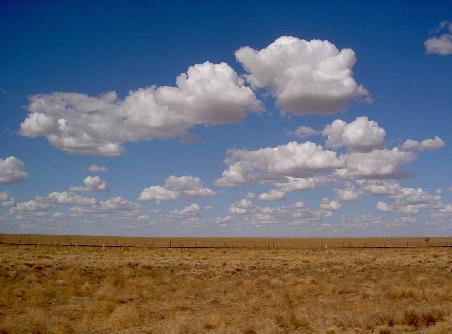 Irgendwo im Outback. Endlos, sehr ruhig, wunderschoen und abartig heiss!