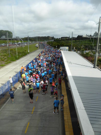 Viele, viele, viele, viele Läufer sind schon in Startposition
Total Läufer: 15'000 
davon starteten über 3'500 zur gleichen Zeit wie wir