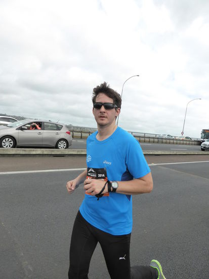 Der berühmteste Teilnehmer und Superstar wird sogar von vorbeifahrenden Paparazzi gefilmt...