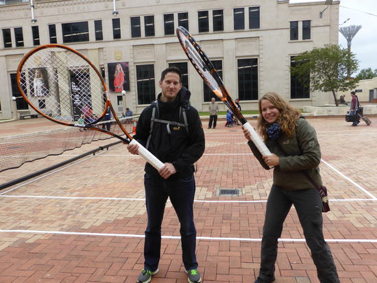 z Wellington hei mir de no e churze Stopp gmacht für nes "chlises" Tennismätchli und dr Roger Feder hätt sich auso sehr müesse astränge, wenn är gäge öis e Change hätt wöue ha 