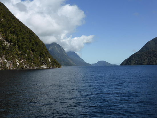 Der Tiefste Punkt ist etwa 460 Meter tief und das Wasser an der Oberflaeche des Fijordes ist Suesswasser...