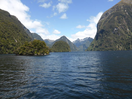 Auf der Rueckreise mussten wir auch noch einen See mit dem Schiff ueberqueren... dies ist nun nicht mehr der Fijord sieht aber aehnlich aus