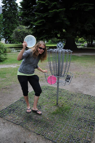 Genau hier rein muss der Frisbee... Manchmal flog er aber auch ein bisschen am Ziel vorbei 