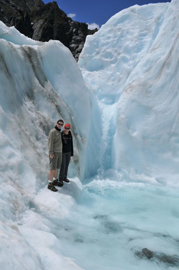 Zwei Eskimos am Schmelzwasserfall