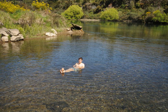 Der heisse Otumuheke Stream mündet in den eiskalten Waikato River.. 
Ein natürliches "Hot and Cool" Wellness-Erlebnis 