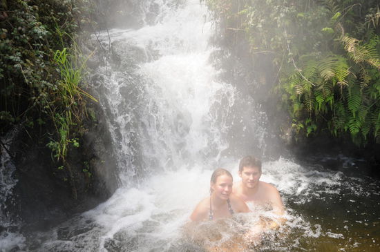 Das Wasser, welches diesen Bach herunter fliesst, ist etwa 45 Grad warm.