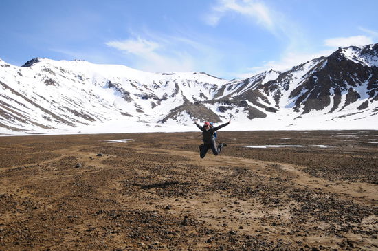 Ein Fallschirmspringer kurz vor dem Aufprall