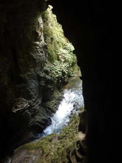 Das Wasser formt sich seinen Weg durch den Limestone. Hat bei uns wahrscheinlich einen anderen Namen als Zitronenstein... 