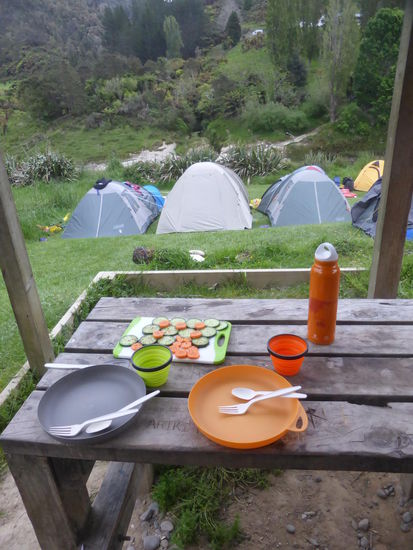 Nein, dies ist kein Openair und kein Turnfest und nein, wir waren nicht die einzigen auf diesem Fluss...  und ja wir waren hungrig und konnten unser Nachtessen kaum erwarten 