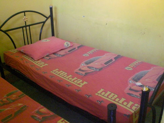 Von meinem Zimmer bin ich nicht so angetan. Keine Klimaanlage, nur ein Lüfter. Aber die Bettwäsche ist super!