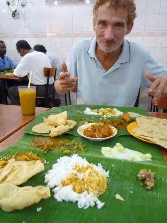 Das war indisch - traditionell wird mit den Händen vom Bananenblatt gegessen.