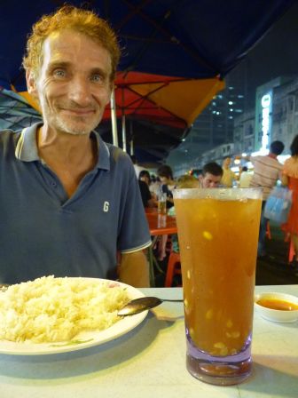 Das war in der chinesischen Straßenküche. In seinem Eistee waren mehr Zitronenkerne als in meinem Lemonjuice!