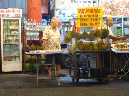 Diese Durian-Früchte werden überall angepriesen. Sie werden auch Stinkfrüchte genannt. Der Geruch ist wirklich schlimm, der Geschmack so lala.