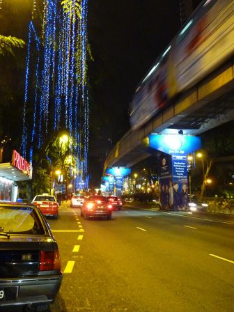 KL bei Nacht ist schön bunt. Und oben fährt eine der letzten Bahnen.
