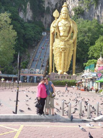 Majestätisch - der Gott Murugan vor dem Eingang zu den Batu Caves. Und Ferida und ich.
