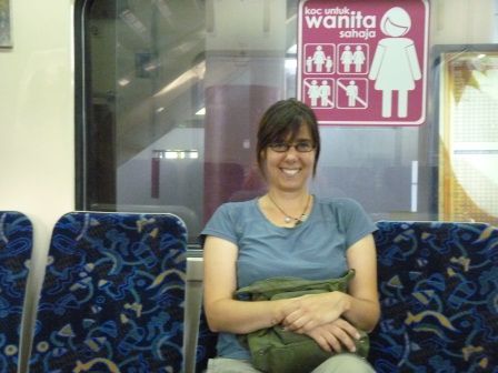 Zurück in die Stadt nehmen wir den Zug - und fahren im "Coach for ladies only".